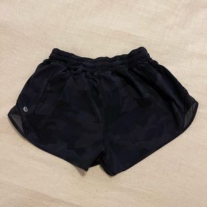 Lululemon Black Camo Hotty Hot Sz 4 2.5” inseam